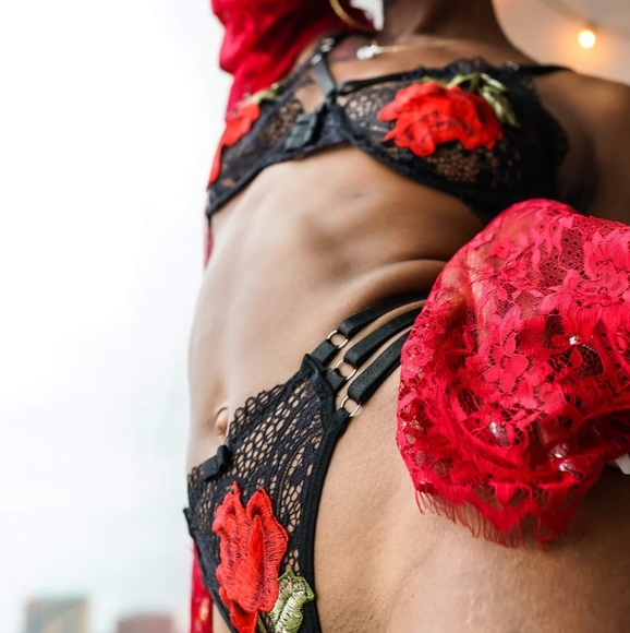 Strappy Embroidery Rose 2pc Set - Picture 2 of 10